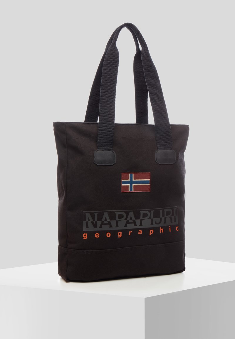 Sac tote Napapijri noir avec double poignée, présentant un petit écusson du drapeau norvégien et le nom de la marque avec le texte "geographic" à l'avant.