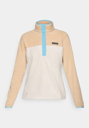 Beige und cremefarbener Fleece-Pullover mit hellblauen Druckknopf-Krageneinfassungen und -Ärmeln, mit kleinem Columbia-Logo auf der Brust.
