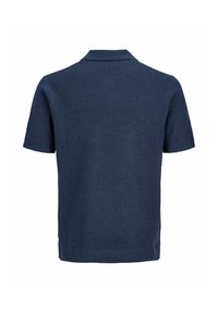 Polo en maille bleu marine à manches courtes avec col et ourlet côtelés, vu de dos sur fond blanc.
