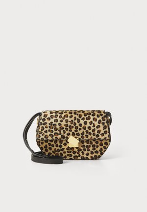Sac à bandoulière en imprimé léopard avec une texture douce, une sangle en cuir noir et un détail de fermoir géométrique doré. Forme rectangulaire compacte.