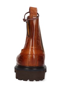 Braune Leder-Ankle-Boots mit Krokodiltextur, ausgestattet mit einer klobigen schwarzen Sohle und einer Zuglasche auf der Rückseite für einfaches An- und Ausziehen.