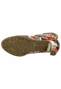 Zapato de tacón alto multicolor con un patrón floral. Presenta una suela de goma beige y un detalle metálico en el tacón. Superficie texturizada con colores vibrantes.