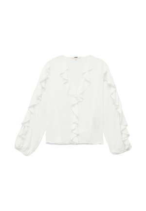 Blusa blanca de manga larga con volantes a lo largo del frente y las mangas, con cuello redondo y puños ligeramente abullonados.