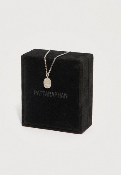 Ασημένιο κολιέ με λεπτή αλυσίδα και μικρό οβάλ μενταγιόν καλυμμένο με καθαρά κρύσταλλα, εκτεθειμένο σε μαύρο βελούδινο κουτί με ανάγλυφο το λογότυπο "PATTARAPHAN".