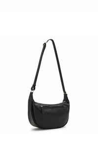 Schwarze Leder-Schultertasche mit geschwungener Form, verstellbarem Riemen, vorderer Reißverschlusstasche und strukturiertem Oberflächen. Glatte Oberfläche und minimaler Hardware.