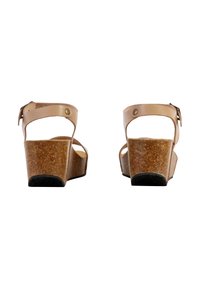 Sandali con zeppa in sughero beige, dotati di una sottile cintura in pelle liscia, fibbia regolabile, apertura sul retro e suola in gomma nera testurizzata.
