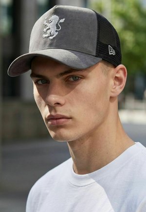 New Era, AFRAME  TRUCKER   FAUX SUEDE ASTON VILLA - Pet - charcoal