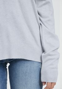 b.young Stickad tröja - light blue