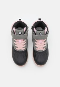 Bottes d'hiver pour enfants avec semelles en caoutchouc noir, dessus gris, lacets roses, doublure en polaire rose et bride Velcro vues de dessus sur fond blanc.