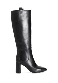Bota de cuero negro hasta la rodilla con punta afilada, tacón cuadrado y una hebilla trasera. Textura suave con detalles de costura mínimos.