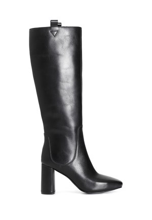 Bota de cuero negro hasta la rodilla con punta afilada, tacón cuadrado y una hebilla trasera. Textura suave con detalles de costura mínimos.