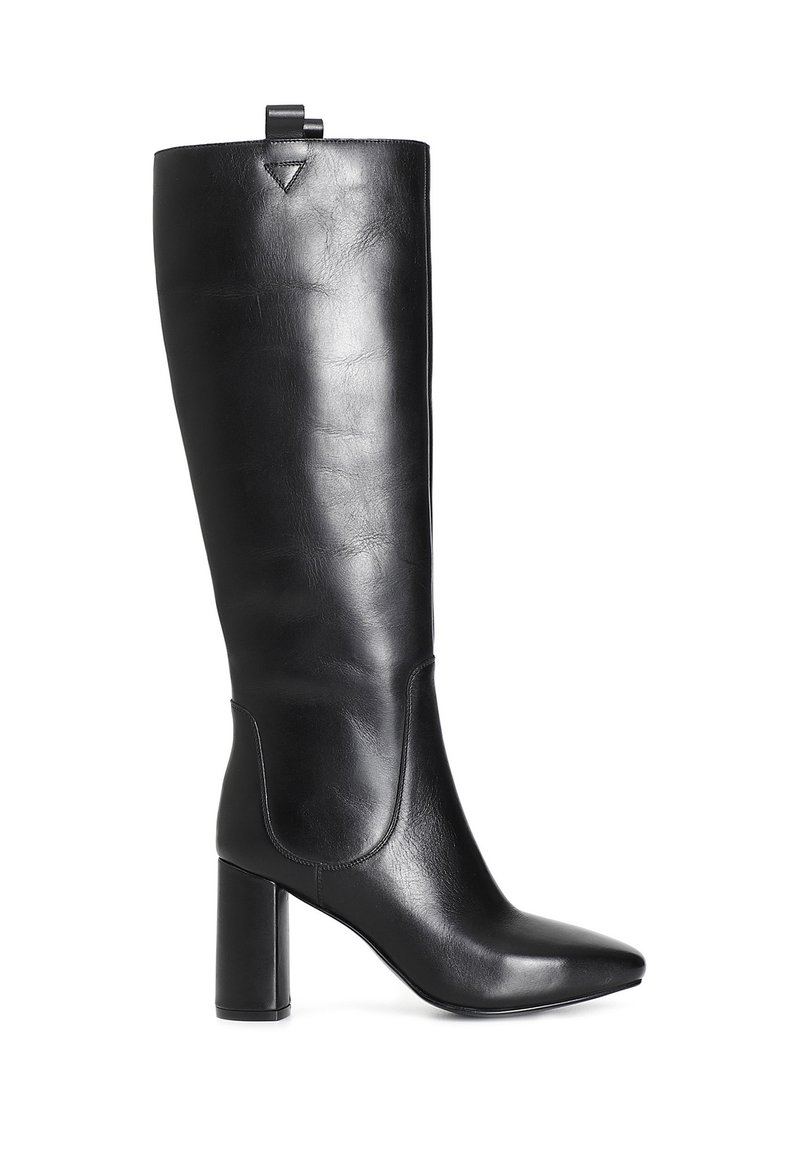 Bota de cuero negro hasta la rodilla con punta afilada, tacón cuadrado y una hebilla trasera. Textura suave con detalles de costura mínimos.
