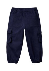 Marineblaue Cargo-Hose mit elastischem Bund und Bündchen, zwei Gesäßtaschen und zwei seitlichen Klapptaschen.