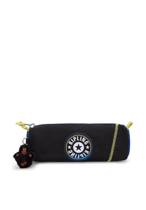 Estuche negro con acentos azules, cremallera amarilla, parche con logo y un llavero de gorila peludo. Presenta una textura de tela suave.