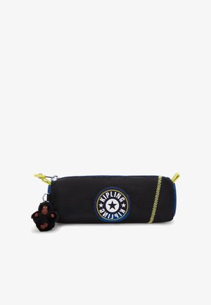 Sort penal med blå accenter, gul lynlås, logo-patch og en pelsagtig gorilla-nøglekæde. Har en glat, stoft tekstur.