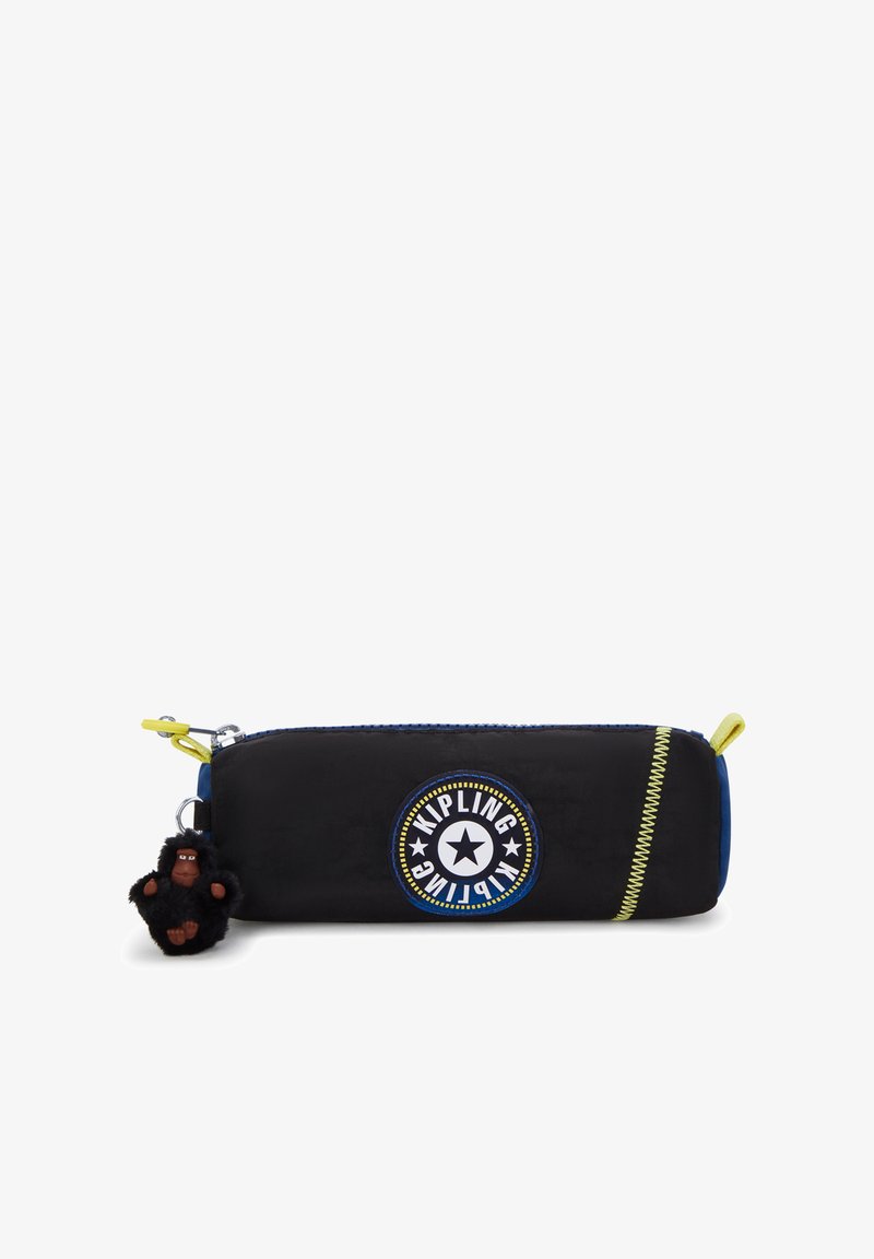 Czarny piórnik z niebieskimi akcentami, żółtym zamkiem błyskawicznym, naszywką z logo oraz futrzanym breloczkiem w kształcie goryla. Posiada gładką, materiałową teksturę.