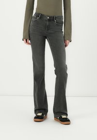 ONLY ONLWAUW MID WAIST FLARED - Jean flare - grey denim