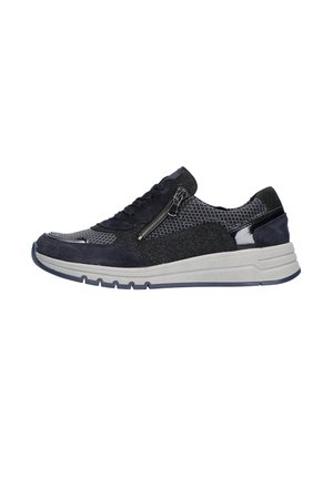 Marine nubuck sneaker met gaaspanelen, een ritssluiting en een witte tussenzool. Getextureerde oppervlaktetoepassingen voegen detail toe aan het ontwerp.