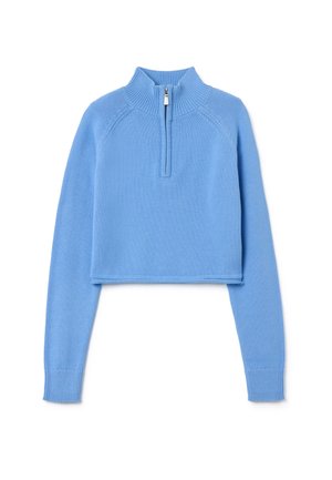 Pull en tricot bleu raccourci avec un col montant et une fermeture éclair mi-zip. Présente des manches longues et des bords côtes. Texture douce et tricotée.