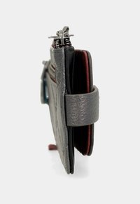 Portafoglio in pelle grigia con finitura testurizzata, dotato di chiusura con zip, tasca laterale e scomparti interni rossi e neri. Design slim.