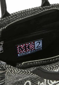 Borsa grigia e bianca con motivo a spina di pesce, interno in tessuto nero, tasca con cerniera ed etichetta con la scritta "MC2 SAINT BARTH." Tessuto strutturato.