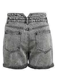 Short en jean gris avec ourlets roulés, deux poches arrière et une encoche en V au centre de la ceinture, vu de dos.