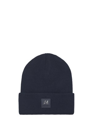 Donkerblauwe gebreide muts met een opgevouwen rand en een vierkante logopatch middenvoor.