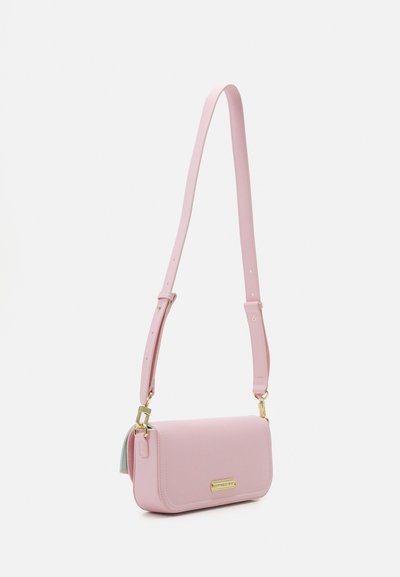 Borsa a tracolla in pelle rosa con design piatto, tracolla regolabile, accessori dorati e una texture delicata. Presenta una chiusura a patta.