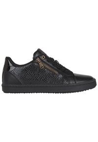 Sneakers neri con pannello laterale in finta pelle di serpente testurizzata, punta e aree dei lacci in pelle liscia, e dettaglio zip decorativo.