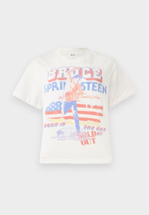 T-shirt bianca in cotone con stampa grafica di un chitarrista, testo "Bruce Springsteen" e sfondo con bandiera americana in rosso e blu.