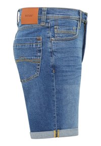 Pantalones cortos de denim en un tono azul medio con dobladillo enrollado, con costuras amarillas, cinco bolsillos y una etiqueta de marca de cuero marrón en la cintura.