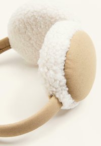 Ušné chrániče s nadýchaným bielym vlneným poťahom, béžová umelá semišová čelenka, zaoblený dizajn, mäkká textúra a hladký povrch na náušníkoch.
