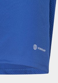 Camiseta atlética azul hecha de tela transpirable con acentos texturizados. Presenta un logo blanco "AEROREADY" cerca del dobladillo.