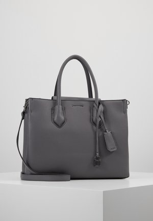Sac cabas en cuir gris avec double poignée, une bandoulière amovible, et un verrou décoratif ainsi qu'une étiquette suspendus à l'avant.