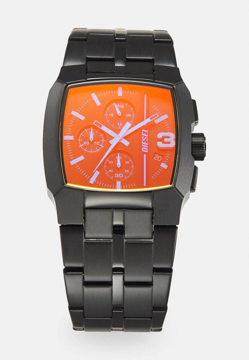 Orologio da polso in metallo nero con cassa quadrata, quadrante arancione, indicatori delle ore bianchi e sottodial di cronografo. Presenta un bracciale a maglie testurizzate.