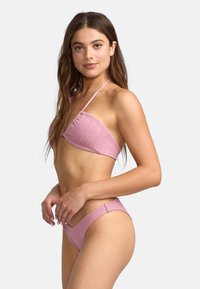 Set di bikini rosa con un design testurizzato a coste. Il top presenta una forma triangolare e spalline regolabili; il fondo è a vita bassa con dettagli arricciati.