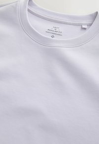 T-shirt blanc à col rond avec l'inscription "Next M Regular Fit Made in Bangladesh" imprimée à l'intérieur du col.