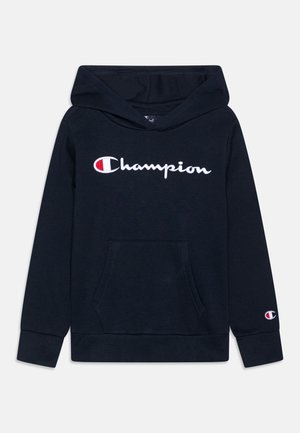 Marineblauer Hoodie aus Baumwollmischgewebe mit einer vorderen Kängurutasche, verziert mit weißem, gesticktem "Champion"-Logo und Ärmel-Emblem.