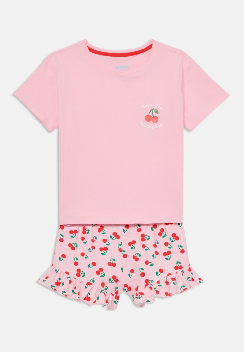 Ροζ βαμβακερή μπλούζα με γραφικό κεράσι και κείμενο, συνδυασμένη με σορτς που διαθέτει σχέδιο κερασιών και φαρδιά τελείωσή.
