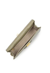 Clutch bag in pelle verde con una finitura testurizzata, con un interno beige. Accenti in oro notevoli e forma rettangolare.