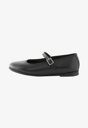 Zwarte leren Mary Jane ballerina met een ronde neus, een enkele verstelbare riem met een metalen gesp en een lage, platte zool.