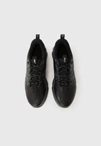 O pereche de pantofi de alergare negri ASICS cu accente albastre și șireturi cu model, văzuți de sus pe un fundal alb.