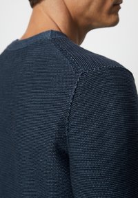 Dunkelblauer Strickpullover mit geripptem Muster, Rundhalsausschnitt und dezenten horizontalen Streifen. Verfügt über eine normale Passform und detaillierte Nähte.