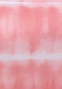 Tissu rose avec un design dégradé, présentant de doux motifs ressemblant à de l'aquarelle. Texture lisse, éclat subtil et une fine rayure horizontale plus claire.