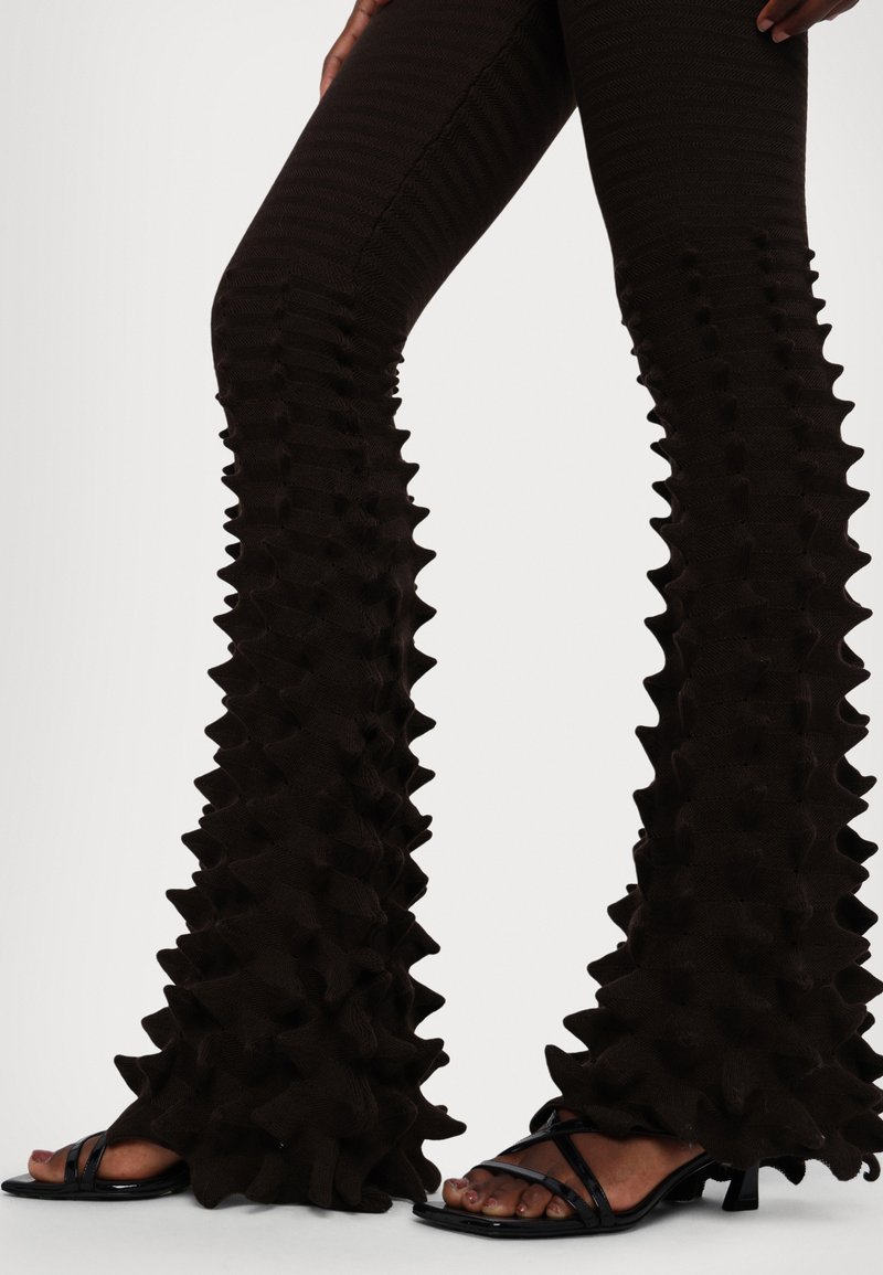 Chet Lo MAXI SPIKE GRADIENT TROUSERS - Stoffhose - brown
