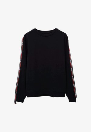 Sort langærmet crewneck-sweatshirt med rødt, hvidt og sort stribet bånd og hvid tekst langs ærmerne.