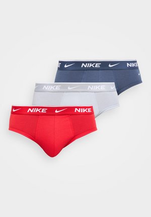 Három férfi alsónadrág piros, világosszürke és tengerészkék színben, széles, rugalmas derékszalaggal, melyen fehér Nike logók és pipa minták láthatók.