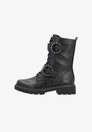 Bottes noires en cuir à la cheville avec un laçage à l'avant, présentant des boucles décoratives et des clous, une semelle épaisse et une texture lisse.