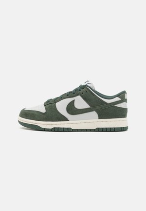 DUNK LOW - Sneakers laag - photon dust/vintage green/sail/white