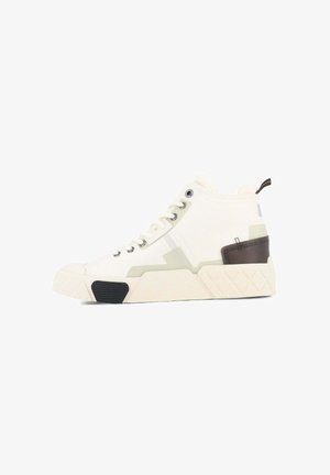 Białe sneakersy za kostkę z beżowymi panelami akcentowymi, czarną gumową łatką na podeszwie i brązowym detalem na pięcie z pętelką.